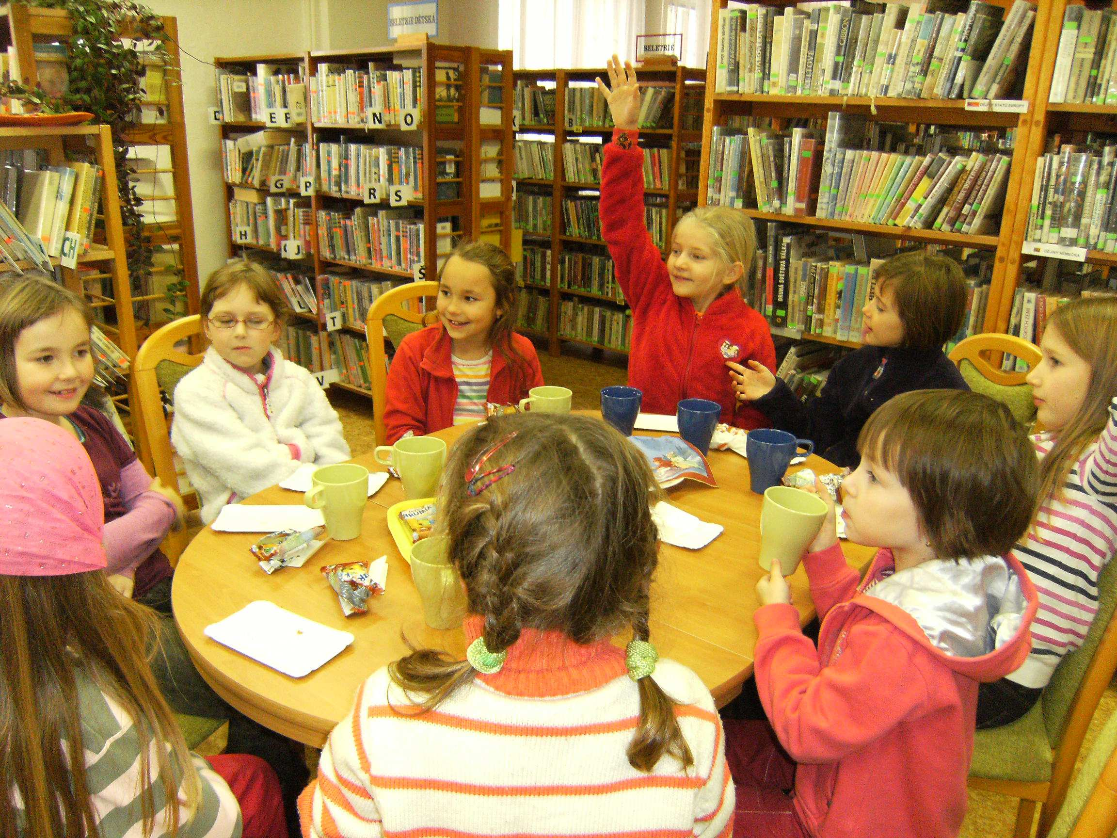 besídky. Za odměnu jsme pozvali žákyně ZUŠ do knihovny na malé občerstvení.