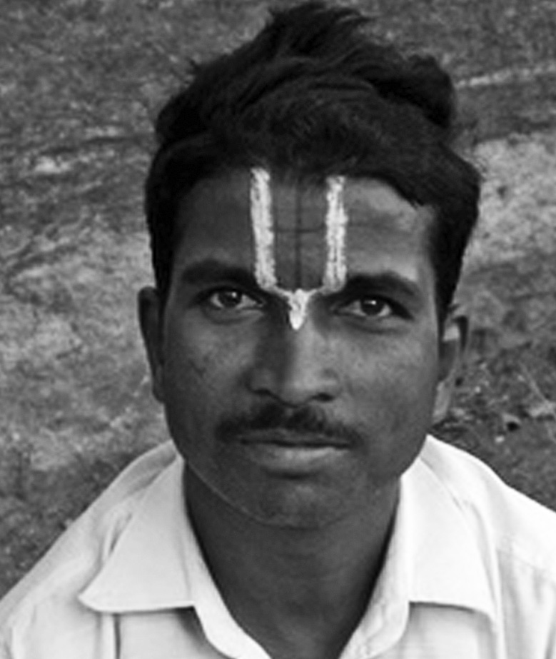 Když lidé vidí tilak na čele vaišnavy, často si mohou myslet tento člověk je hinduista. To však není správné.