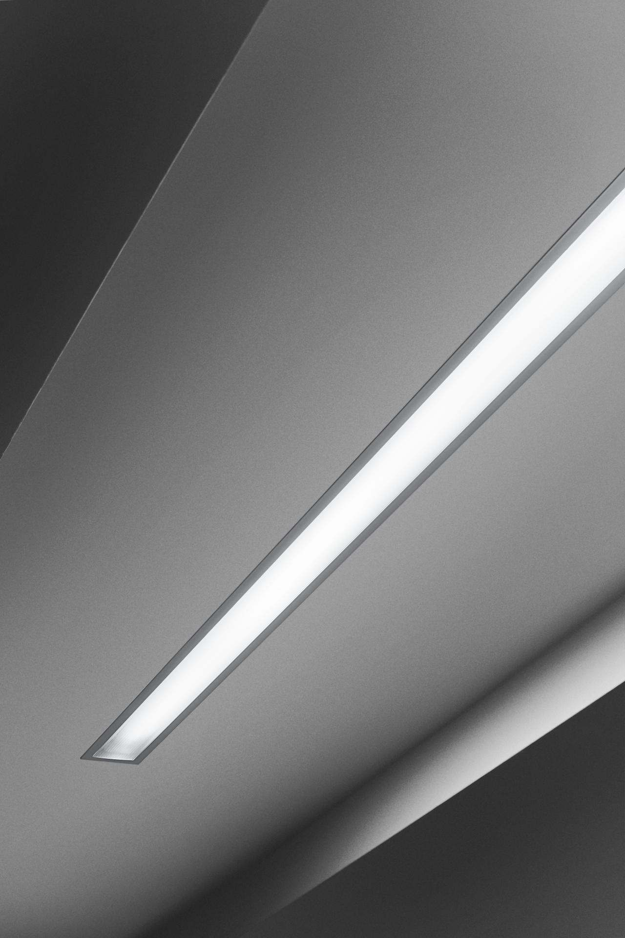 CORIDOR V CORIDOR V je osvětlovací systém pro montáž do snížených podhledů nebo do stěn v interiéru.