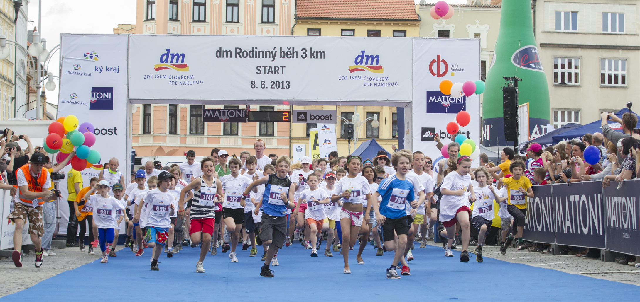 DM RODINNÉ BĚHY STARTUJÍ V KVĚTNU SPOLEČNOST DM PODPORUJE RODINY VE ZDRAVÉM POHYBU V roce 2014 se společnost dm stala titulárním partnerem všech dm rodinných běhů pořádaných pod hlavičkou úspěšné