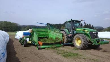 V agregaci s traktorem John Deere 7930 zajišťuje silážní lis maximální rychlost plnění, což zvyšuje rychlost vyprazdňování odvozních prostředků. PLNĚNÍ VAKU 60 m 26.000,- Kč/ks (+ or. cena vaku 9.