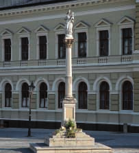 MARIÁNSKY STĹP Mariánsky stĺp na dnešnom Svätoplukovom námestí v Nitre dal postaviť nitriansky sídelný biskup Augustín Roskoványi v roku 1882 na pamiatku morovej epidémie v roku 1739.