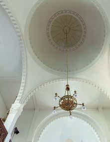 SYNAGÓGA Synagóga bola postavená v roku 1911 podľa návrhu Leopolda Baumhorna, známeho projektanta synagóg v Rakúsko Uhorsku. Nitrianska synagóga má centrálny štvorcový pôdorys.