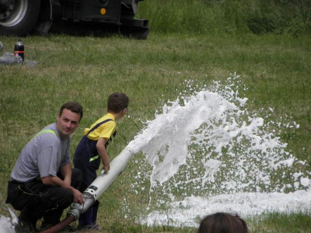 Po půl druhé vamberečtí hasiči vyrobili pěnu, ve které si děti