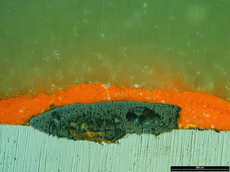 Obr. 5: Antirezin, metalografický pohled, nátěr na zkorodovaném povrchu, úsečka vpravo