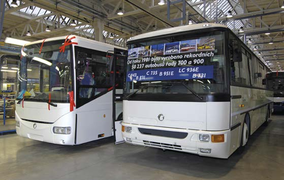 Poslední vyrobený autobus řady 900 Récréo (vpravo) v roce 2007 se zbrusu novým vozem Iveco Crossway.