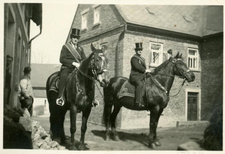 Velikonoční jezdci ve dvoře usedlosti, Mikulášovice, 1934.