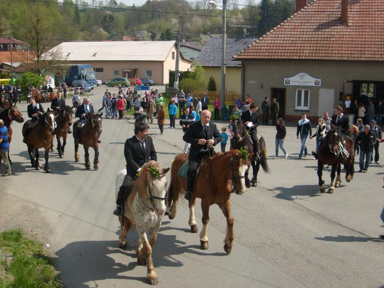 39. Jezdci s koňmi se scházejí na prostranství