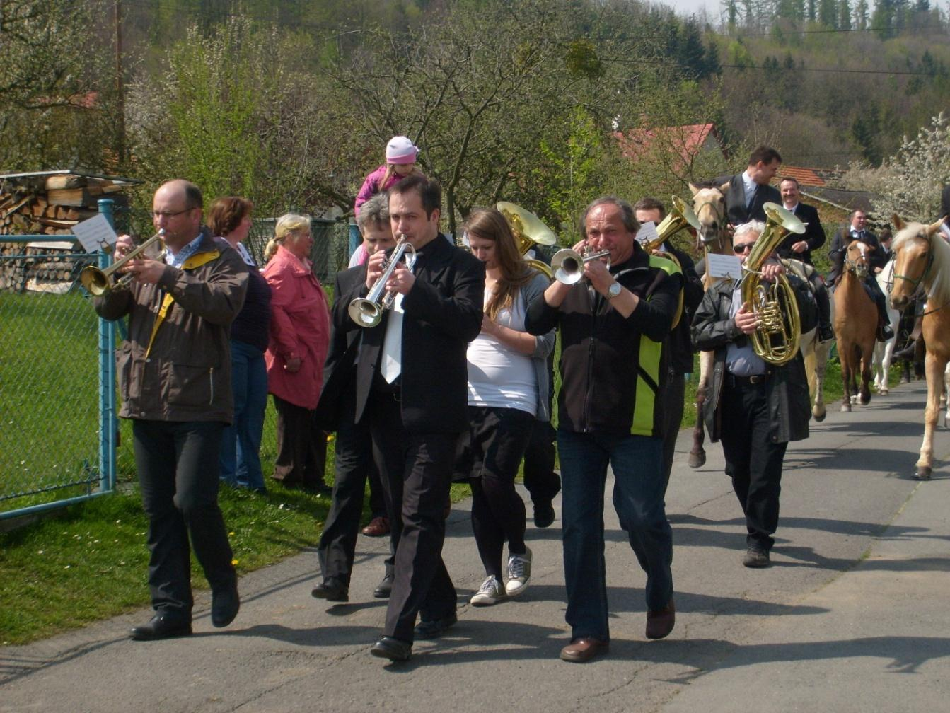 53. Velikonoční jezdci projíždějí obcí za zpěvu a