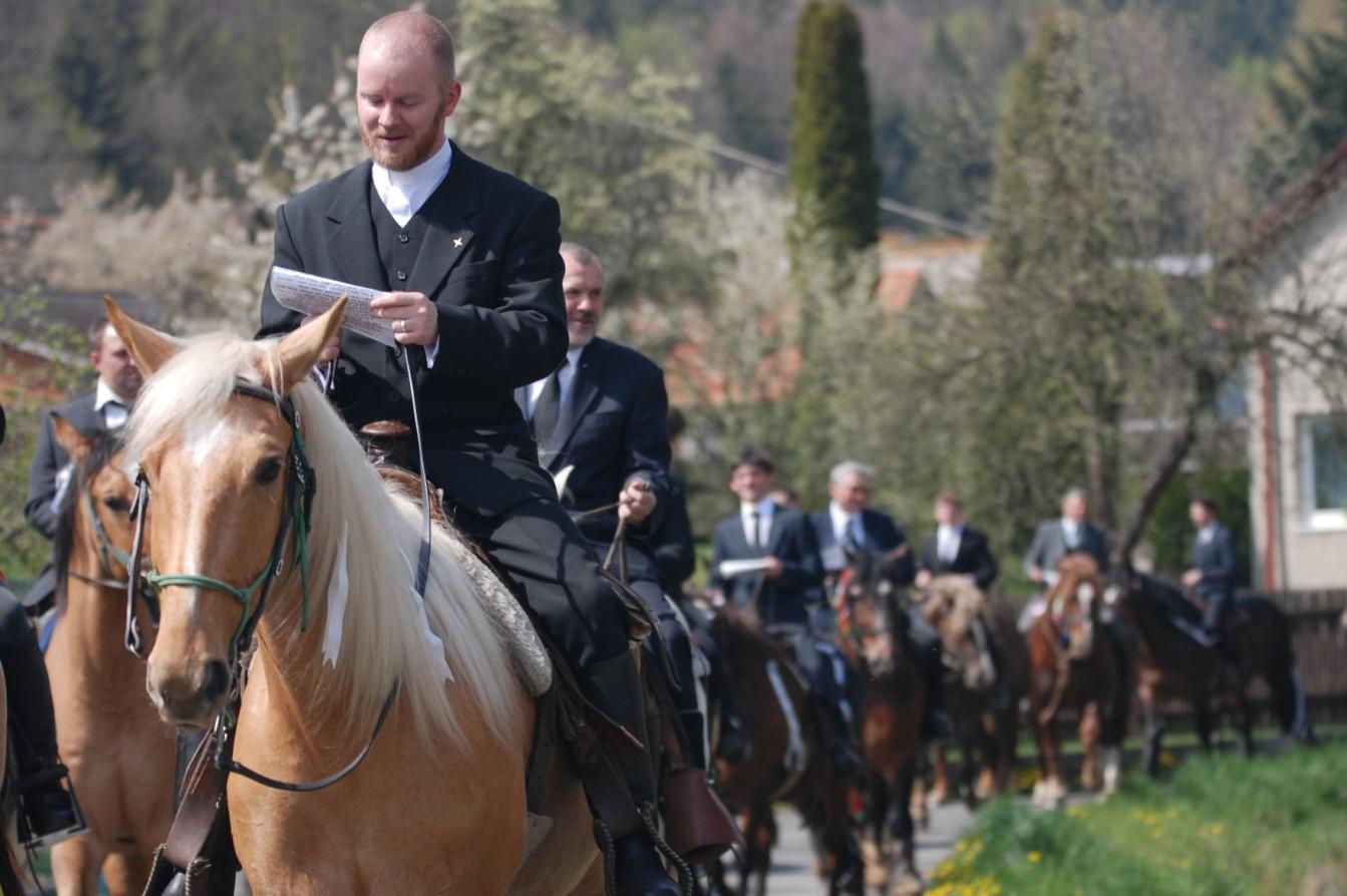 55. Velikonoční jezdci projíždějí obcí za zpěvu náboženských písní.