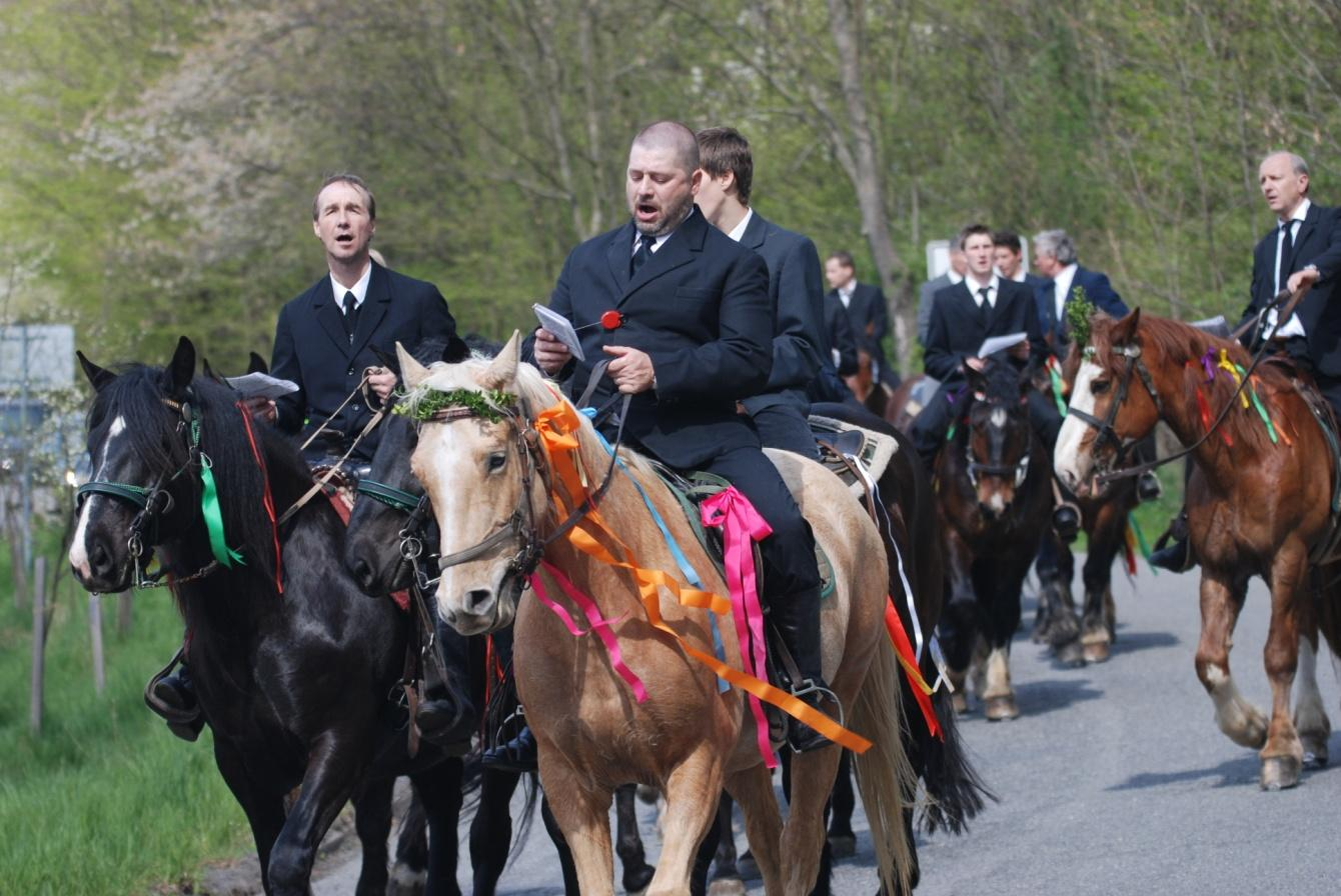 58. Průvod se za zpěvu písně Aleluja vrací z Nových