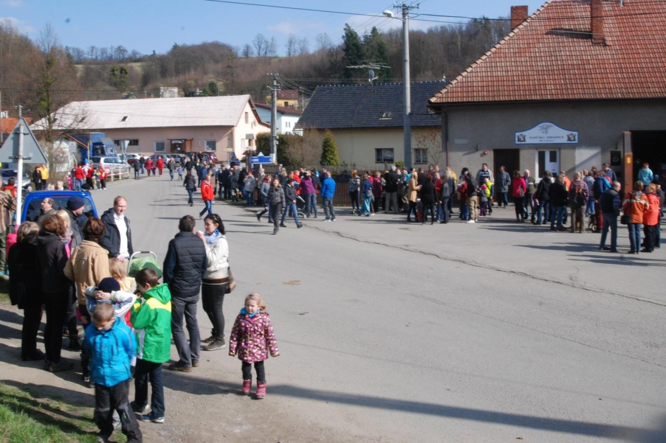 59. Místní obyvatelé a další přihlížející vyčkávají příjezdu průvodu u