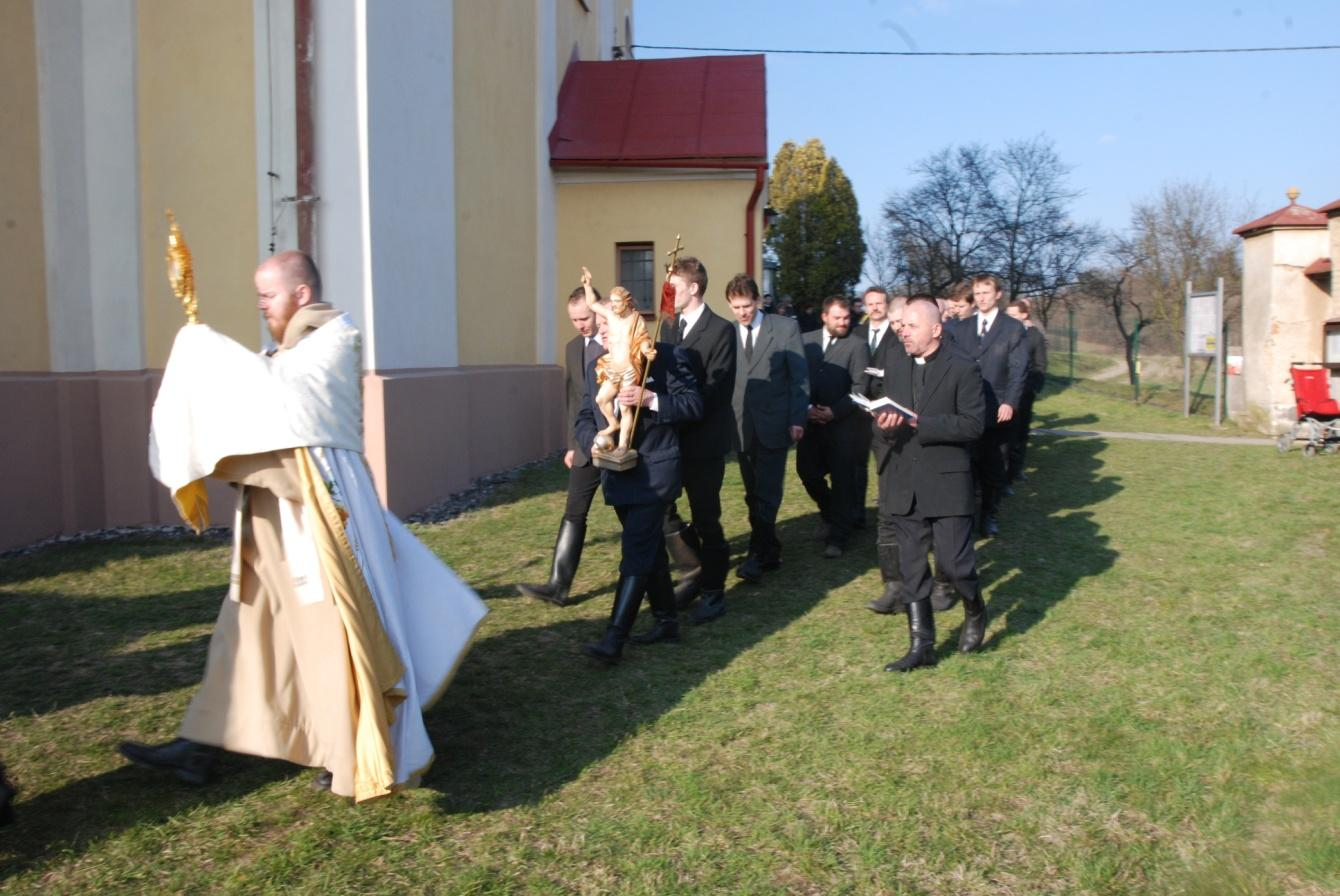 Foto: Eliška Filipová, 2016. 62. Průvod jezdců a věřících kolem kostela. Lukavec, 2016.