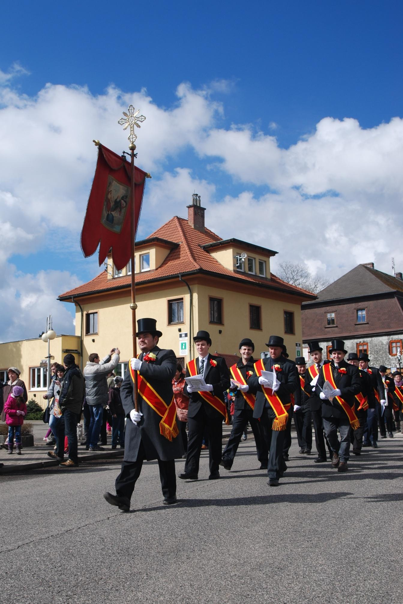 74. Mužský pěvecký sbor v průvodu za velikonočními