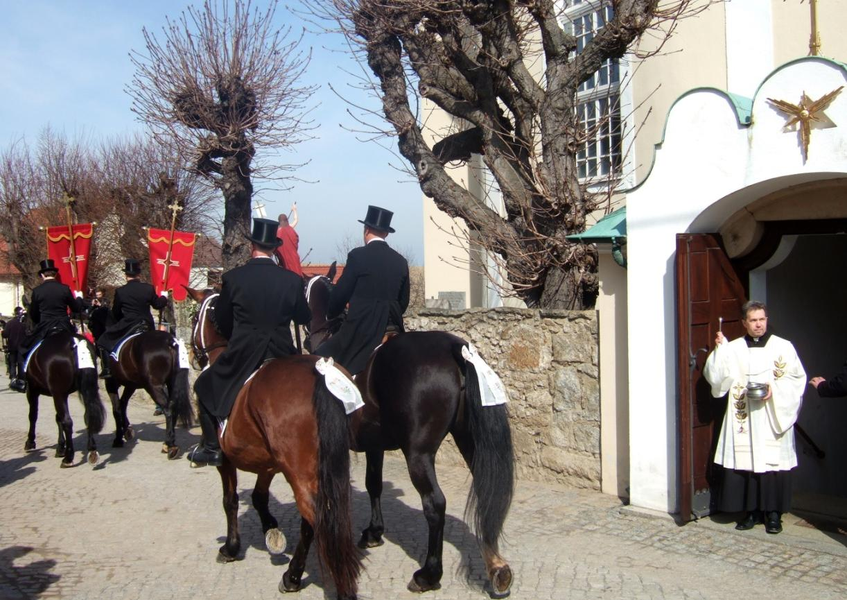 79. Křižerjo jízda křižáků. Wotrow (Ostro), Horní Lužice, Německo, 2016.