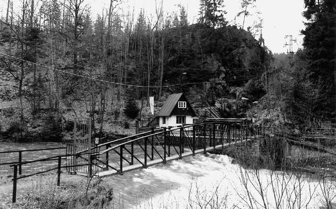 4: Opening part of Divoká Orlice gap valley near Litice with the granodiorite quarry on slope of the Chlum hill. Obr.