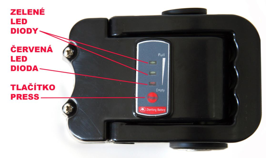 Obr č. 12 Na horním krytu baterie je LED indikátor Obr č. 12, který ukazuje orientačně zbývající kapacitu baterie. Displej indikátoru aktivujete stlačením tlačítka PRESS.