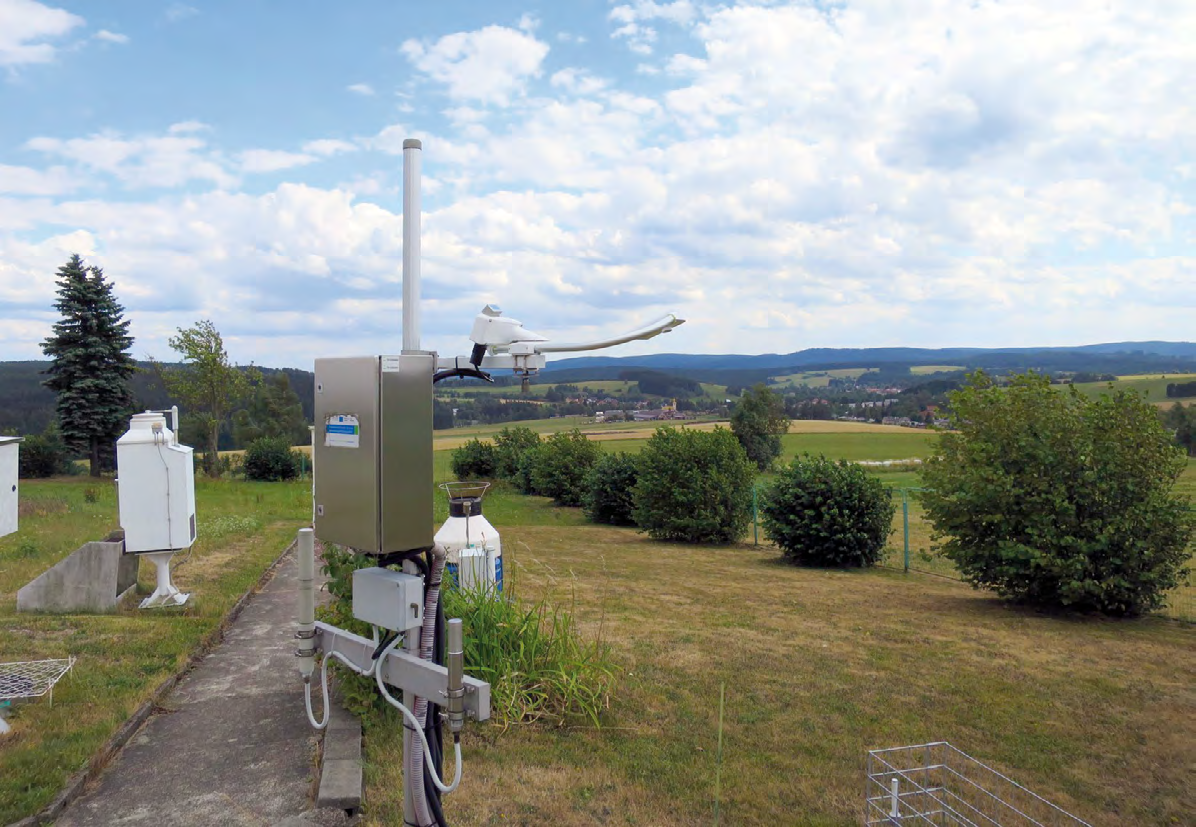 Nově instalovaný počasový senzor dohledoměr PWD52 na MS Svratouch. New PWD52 present weather detector at the Svratouch MS.