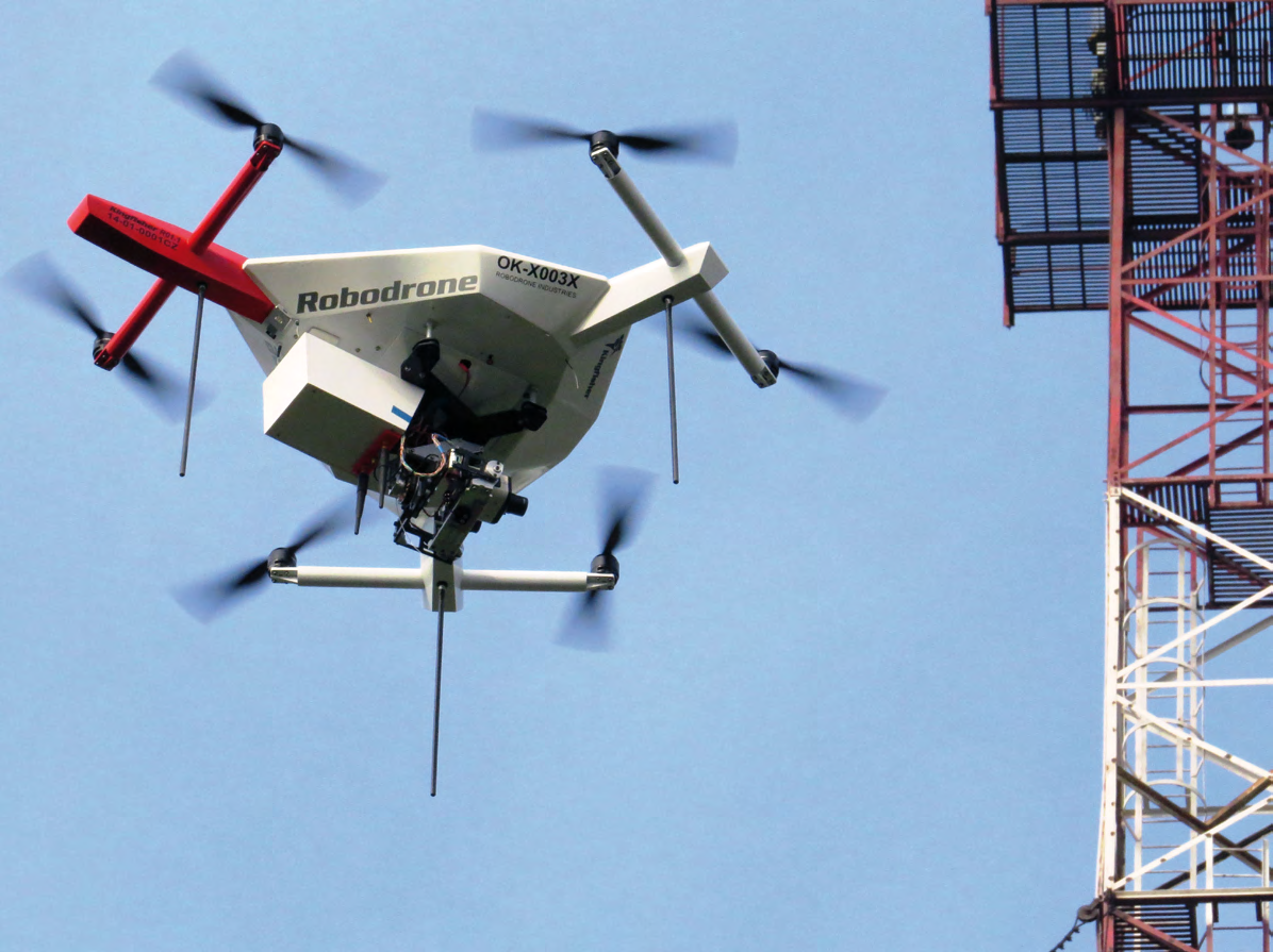 Dron s termokamerou při testovacím letu na OBS Tušimice. A drone with a thermal imaging camera during a test flight at the Tušimice Observatory.