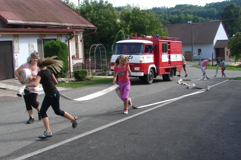 Začátkem května vyčistila mládež pod vedením Jana Havla a Lukáše Horského požární nádrž na návsi od nečistot.