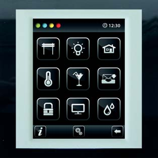 Barevná hloubka je 16,7 milionu barev (4 bitová barva, True Color). Pomocí snímací dotykové plochy je možné ovládat nakonfigurovaná tlačítka a symboly na obrazovce pouhým lehkým dotykem prstu.