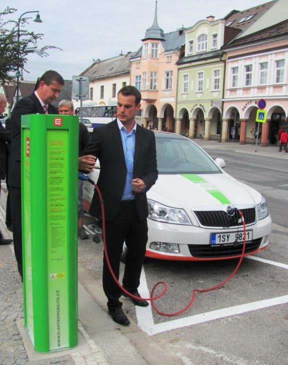 napájení v případě OP. Součástí výrobny jsou automatiky pro OP a jednotka bude schopna udržet oblast Liščího Kopce pod napětím v případě výpadku DS.