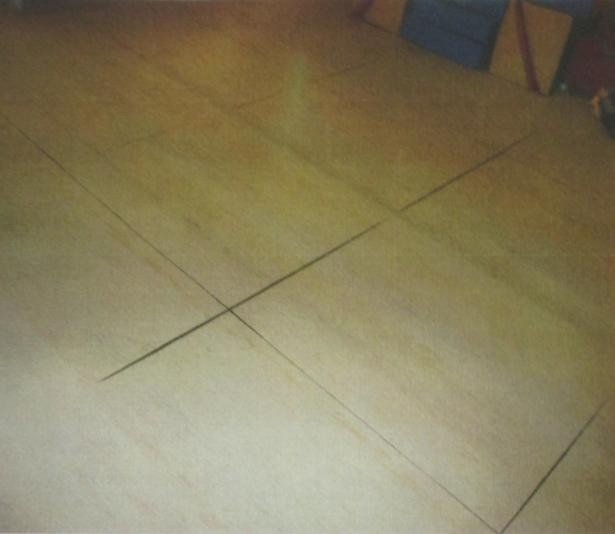 Obr 8 : Archivní snímek poškozené podlahy v místnosti lehárny/herny v JV rohu budovy B1 v důsledku nerovnoměrného sedání objektu (archiv MŠ Na Výšinách).