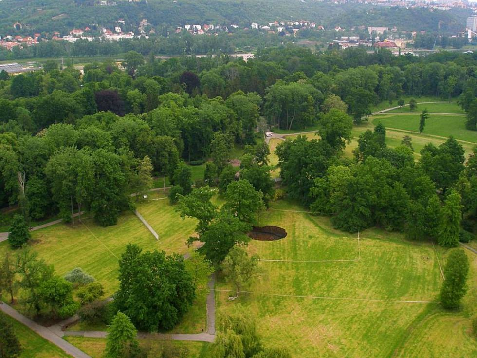 Geologická situace v místě nehody: Kolem km 6,150 kříží trasa tunelu výraznou tektonickou poruchu směřující s orientací SSZ (azimut 340º) a spádem 40º.