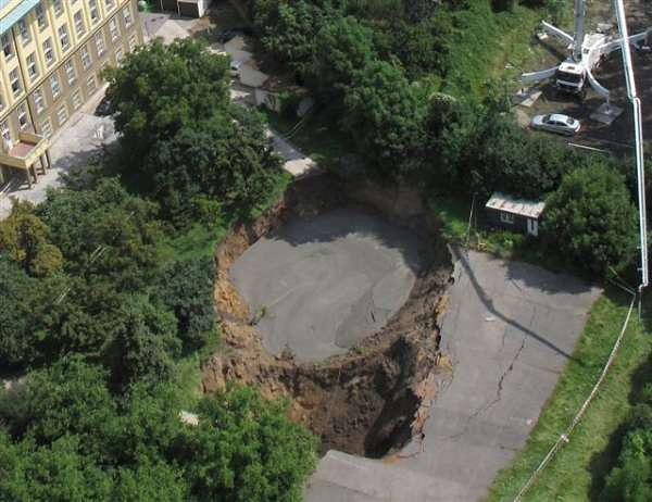 Obr 21: Situace následující den po propadu fotografovaná od křižovatky ulic U Brusnice a Jelení.