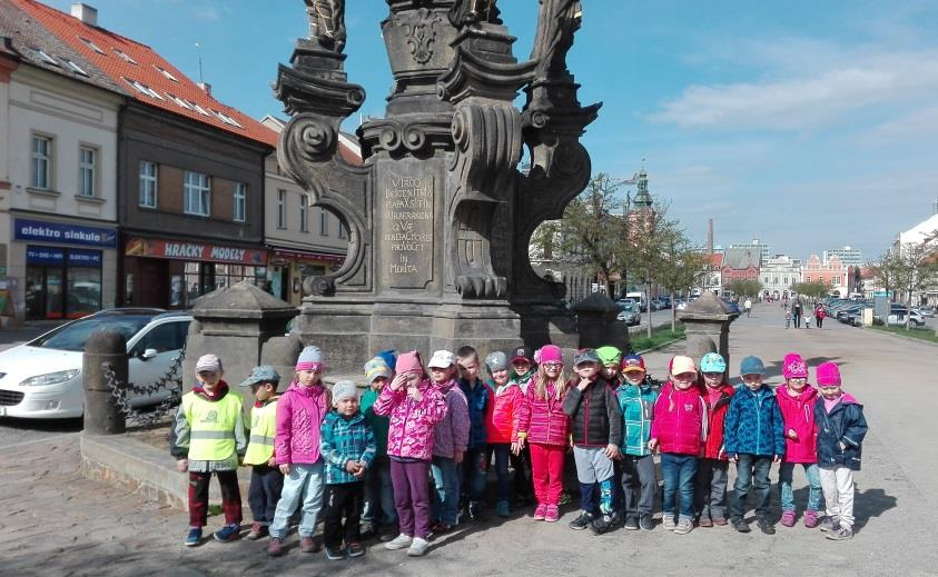 Třída Zajíčků a Medvídků - 25 dětí ve věku 5 6 let a 25 dětí ve věku 6 7 let - charakteristika těchto tříd je téměř stejná, obě tyto třídy navštěvují převážně budoucí školáci a děti s odkladem školní