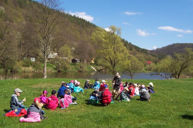 Dětem umožňujeme poznat život na vesnici i přírodní krásy u řeky i v lese.