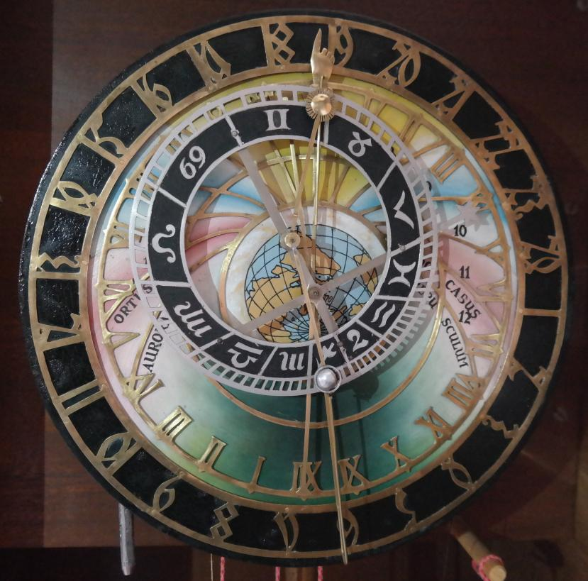 Obr. 13. Barevnost na nápodobě astrolábu orloje zhotovené mezi roky 1882 až 1911 (průměr astrolábu cca 15 cm).