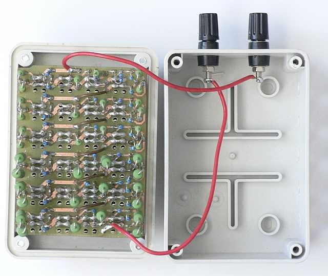 Všechny rezistory jsou osazeny na výšku ze strany spojů a z této strany i zapájkovány.