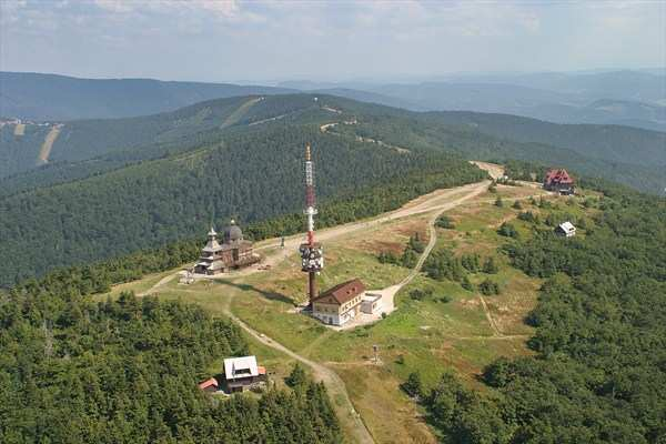 nebo nejvyšší bod Zlínského kraje, Čertův Mlýn (1205 m. n. m.). Přes téměř celou severní část kraje se rozprostírá Hostýnsko-Vsetínská hornatina, která už ale dosahuje výšek maximálně k 900 m. n. m., jejím nejvyšším vrcholem je Kelčský Javorník (865 m.