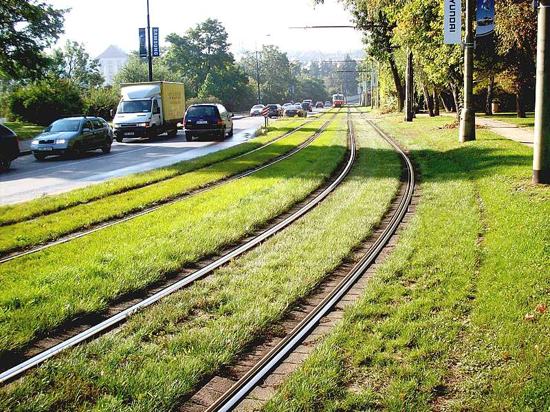 PŘÍKLADY adaptačních opatření Urbanizovaná krajina - Minimalizace povrchového odtoku dešťových vod o o zvyšování podílu ploch s propustným povrchem realizace retenčních objektů na vhodných místech -