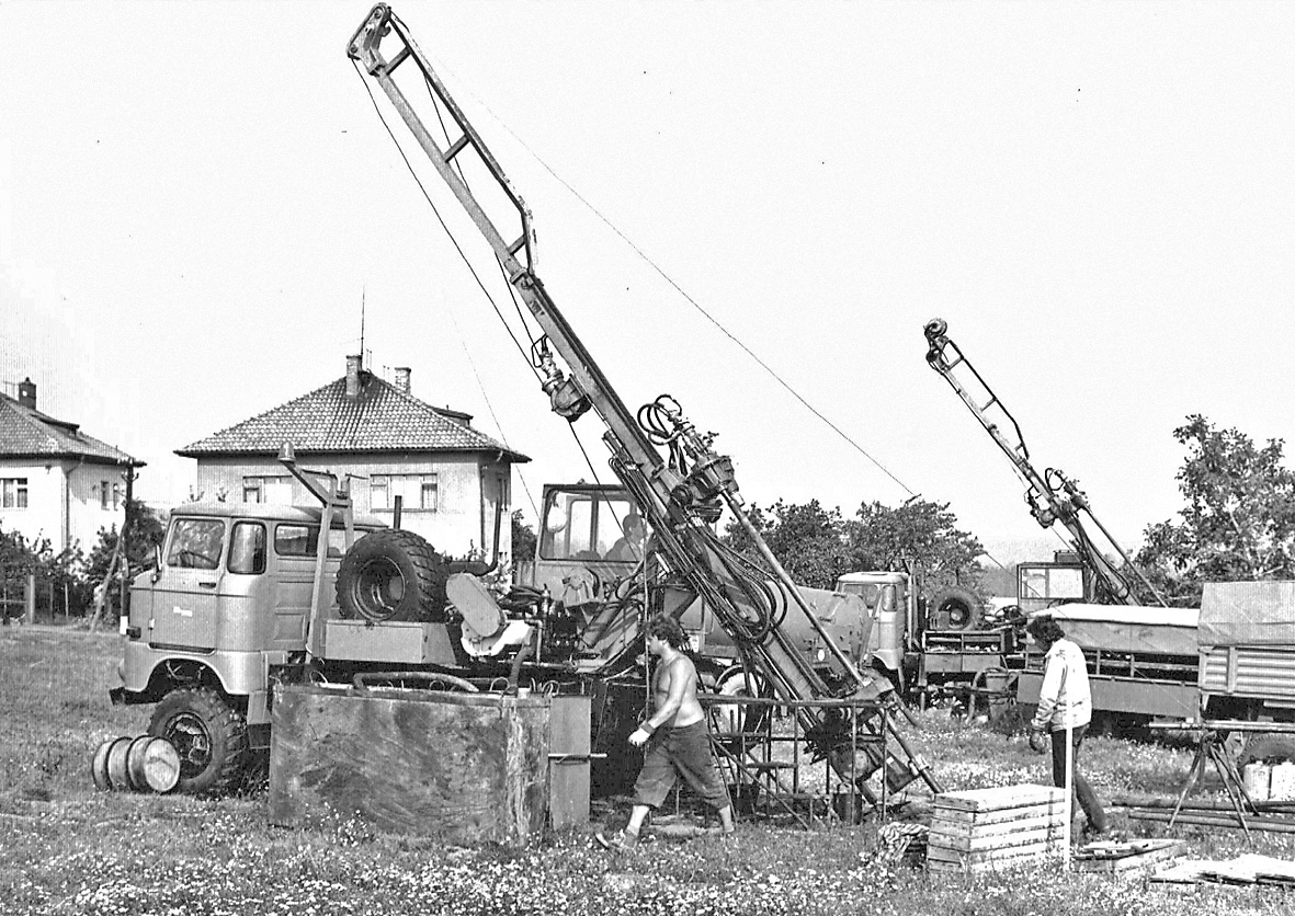 Bull. mineral.-petrolog. Odd. Nár. Muz. (Praha),,. ISSN -9 (print); -9 (online) cích se s pilíři.