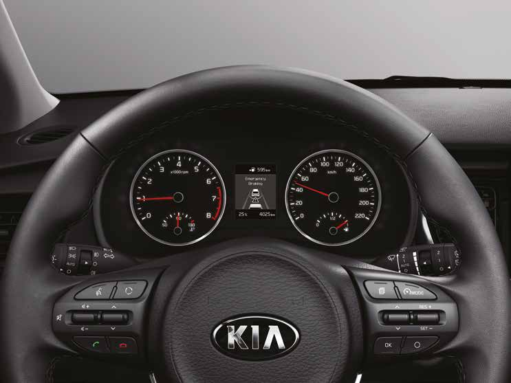 Je-li vzdálenost mezi automobilem Kia Rio a vpředu jedoucím vozidlem, nebo chodci příliš krátká, systém automaticky aktivuje brzdy.