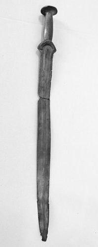 13.* Slovensko je známe v archeologickej vede aj vďaka nálezom typických mečov (na fotke). a) Z akého materiálu boli vyrobené? b) Pod akým menom pozná tieto meče archeologická veda? 14.