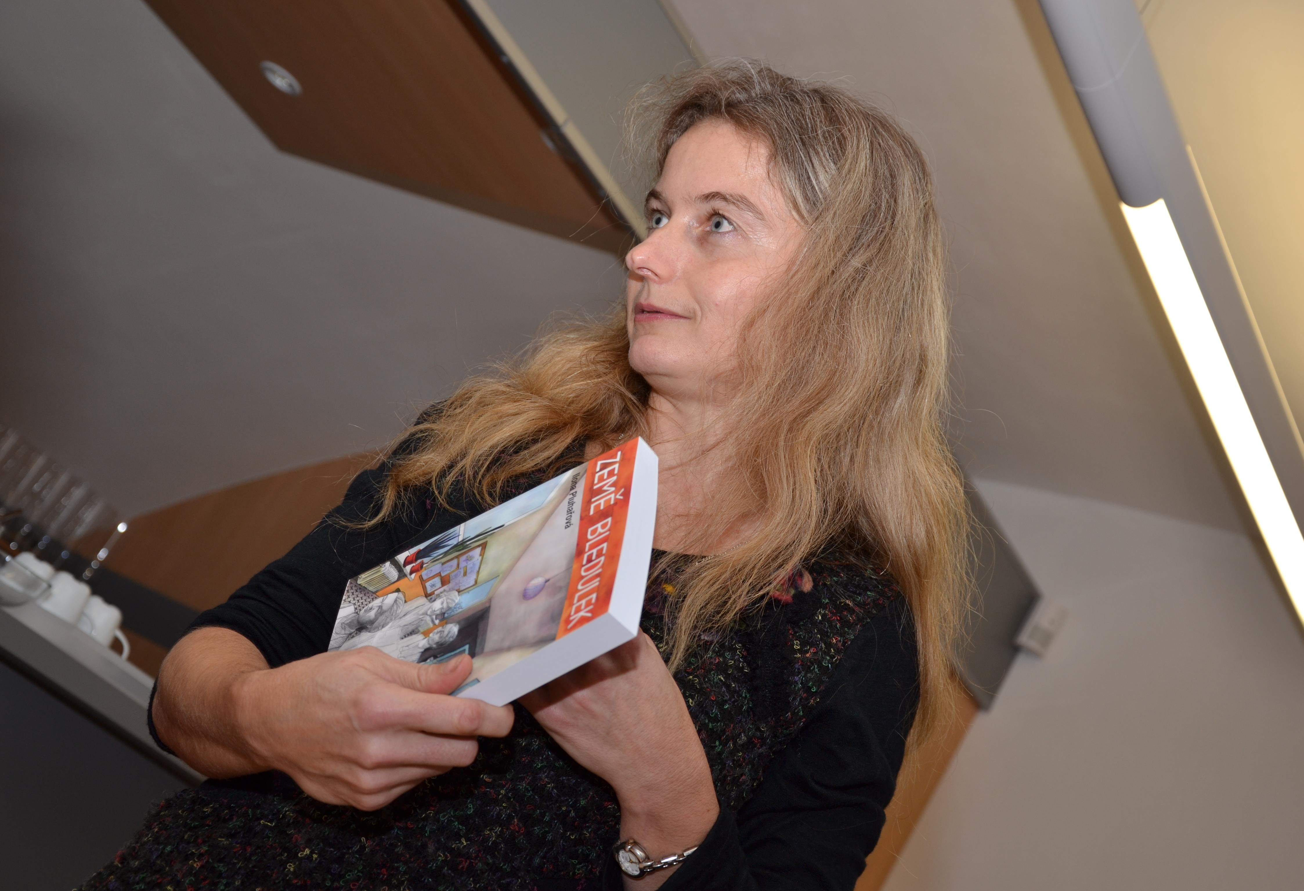 Ilona Pluhařová na autorském čtení ve středu 9.října 2013 v Kopidlně, kde představila svoji knihu Země bledulek.