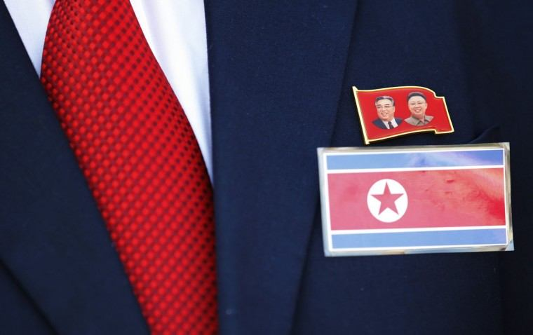 obr. 7 - Odznak s portrétem Kim Il-sŏnga a Kim Čŏng-ila, dostupné z: http://darkroom.