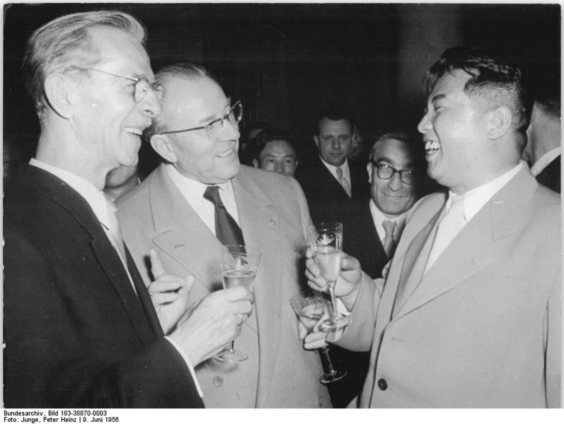 obr. 10 - Kim Il-sŏng ve společnosti německého malíře O. Nagla a předsedy vlády O.