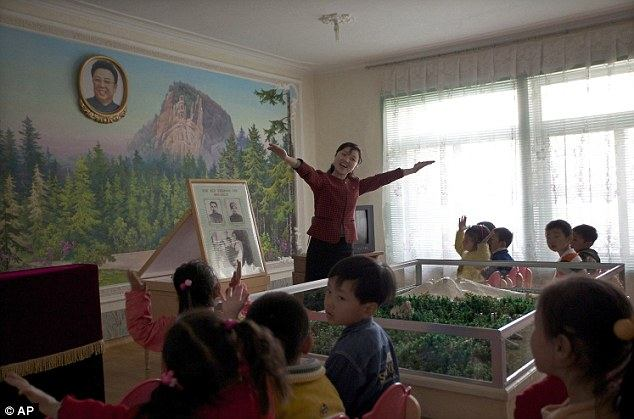 obr. 25 - Vyprávění příběhů o dětství Kim Il-sŏnga a Kim Čŏng-ila v mateřské škole, dostupné z: http://www.