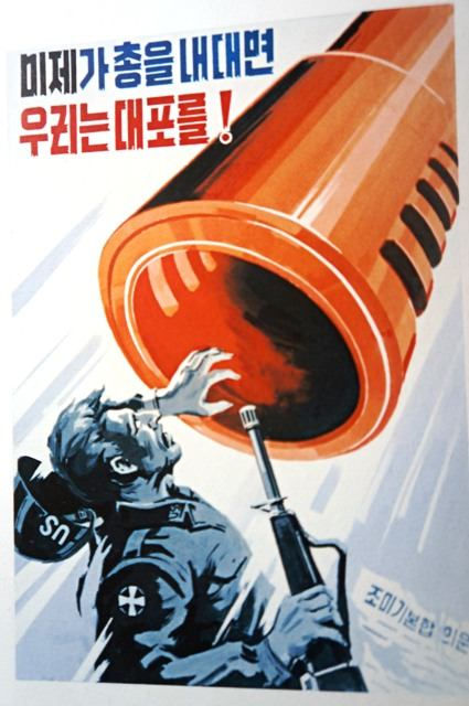 obr. 40 - Propagandistický plakát Když američtí imperialisté se ohánějí zbraněmi, použijeme děla!
