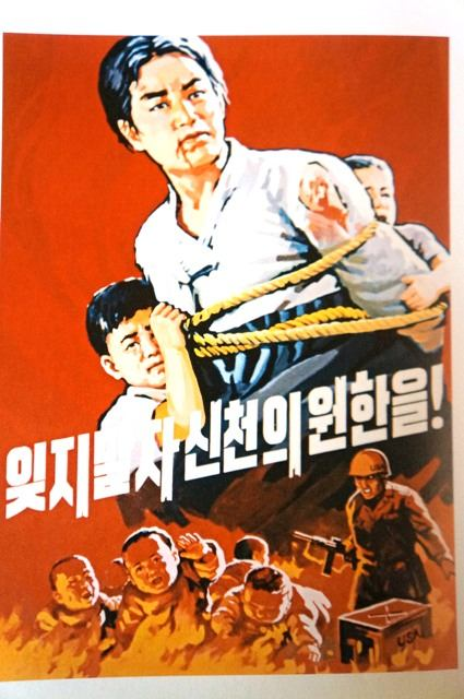 obr. 43 - Propagandistický plakát Nezapomeňme naši zášť nad Sinčchŏnem! ( 잊지말자신천의원한을!