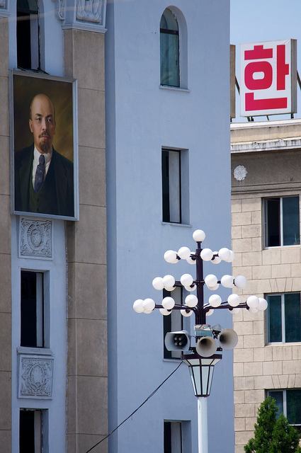 obr. 2 - Portrét Vladimira Iljiče Lenina na náměstí Kim Il-sŏnga,