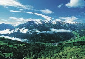 den: MAYRHOFEN (633 m) lanovkou Ahornbahn na Filzenalm (1.907 m, největší kabina v Rakousku pro 160 osob), nenáročný výstup na Edel Hütte (2.238 m, 1 h), pak náročný výstup až na Ahornspitze (2.