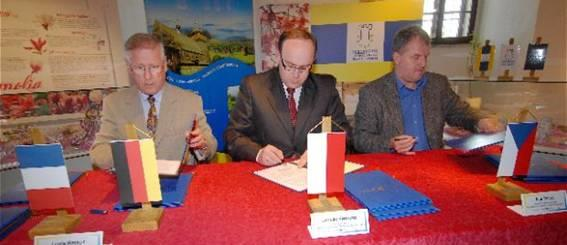 Spolupráce s institucemi z francouzsko německého pohraničí, která trvá od roku 2003, vyústila v dubnu 2010 podpisem Dohody o spolupráci mezi Euroregionem Těšínské Slezsko a Eurodystryktem Regio