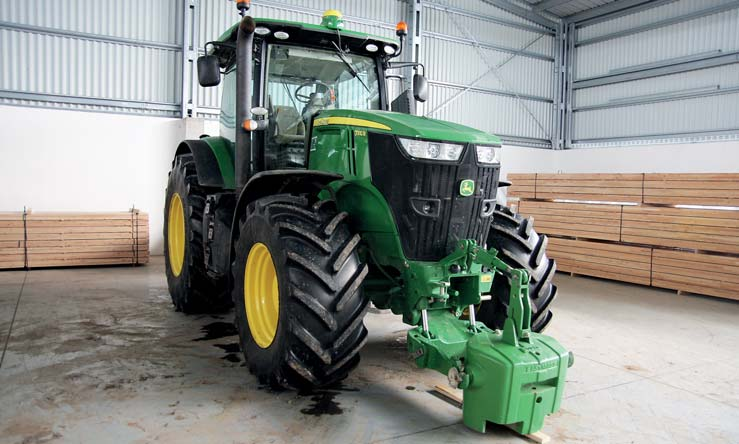 Farma Třebešov pořídila nový traktor V měsíci listopadu byl Farmou Třebešov s.r.o. zakoupen nový traktor - JOHN DEER 7310R o Výkonu 310 koní.