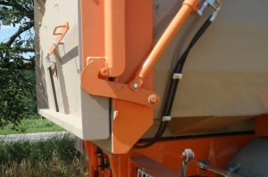 zařízení. Obvykle je traktor vybaven několika hydraulickými vývody, díky kterým může řidič obsluhovat přímo z kabiny sklápění korby, zadního čela, zavírání bočnic atd.