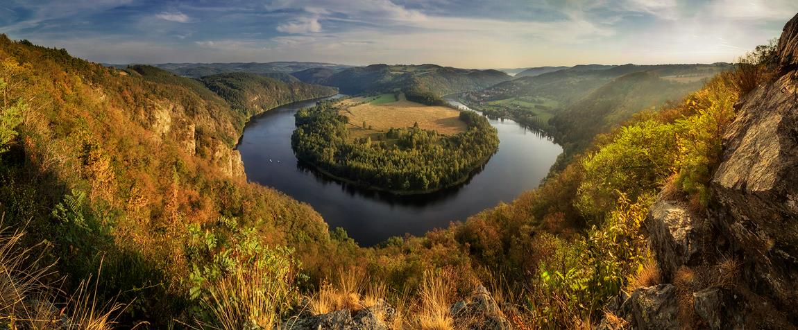 Značnou část srážkové vody spotřebuje vegetace, část odvedou řeky do moří, část se